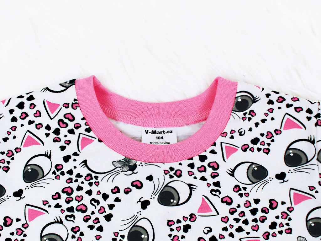 Rostoucí dívčí pyžamo s dlouhým rukávem Kočičky a srdíčka