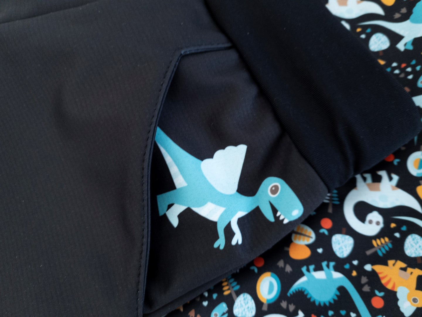 Softshellové kalhoty dětské, DINOSAUŘI, černo-hnědá